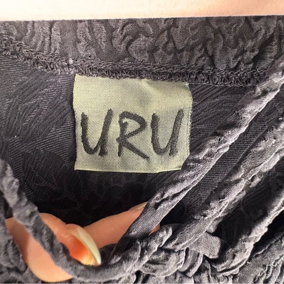 URU Designer V-neck Black Textured Silk Blouse Floral Print 100% Silk USA Made M - Picture 9 of 10